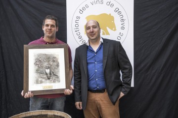 Sébastien Schwarz du Domaine des Perrières reçoit d'Alexandre Truffer le Prix de la Presse 2014 Photo: rezo.ch